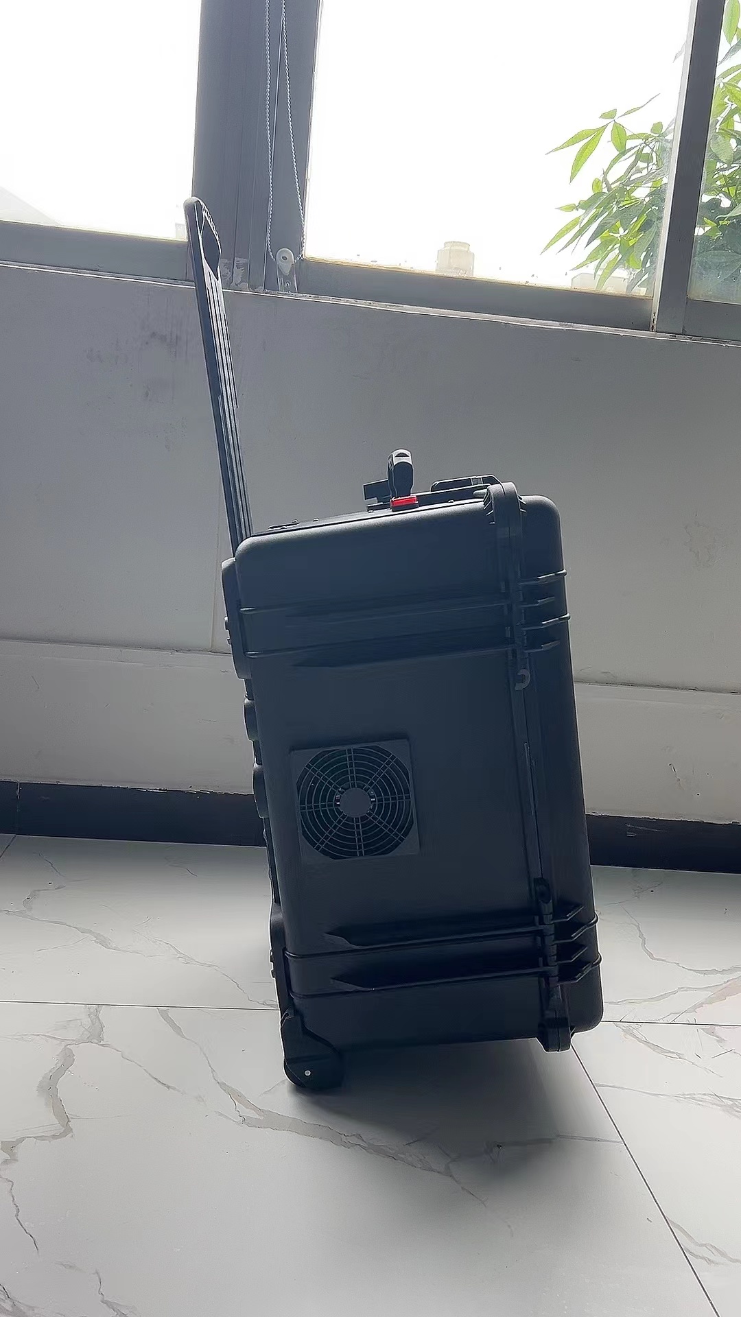 桑日手拉箱型移动通信干扰器